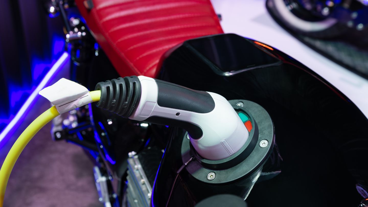 Pourquoi opter pour une moto électrique : la révolution des deux roues